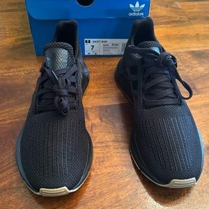 Brand new IN BOX boys/men adidas black sneakers Swift Run US 7